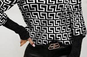 Maglietta elegante con stampa geometrica e scollo alto Venitya, nera