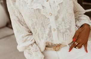 Camicia elegante con ricamo e balze di Laroya, bianca