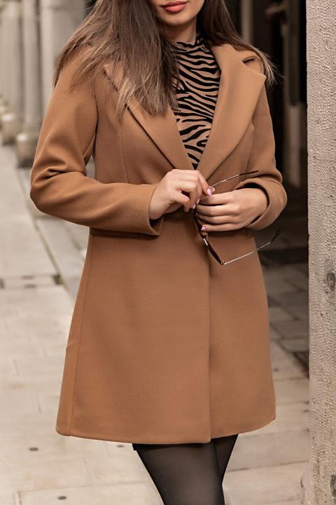 La modella è alta 170 cm e indossa una taglia S