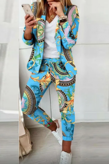 Completo blazer e pantaloni eleganti con stampa Estrena, azzurro/stampa