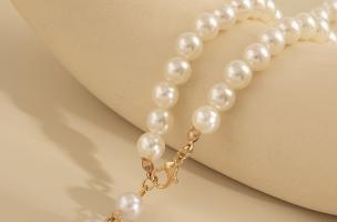 Elegante collana imitazione perla Montsia, colore oro.