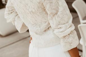 Camicia elegante con ricamo e balze di Laroya, bianca
