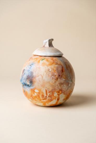 Vaso in ceramica smaltata fatto a mano con decorazione e coperchio