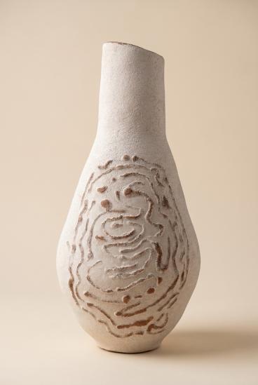 Vaso in ceramica fatto a mano con dettaglio in rilievo