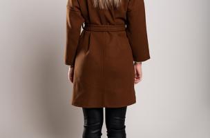 Elegante cappotto corto con ampio scollo, colore marrone