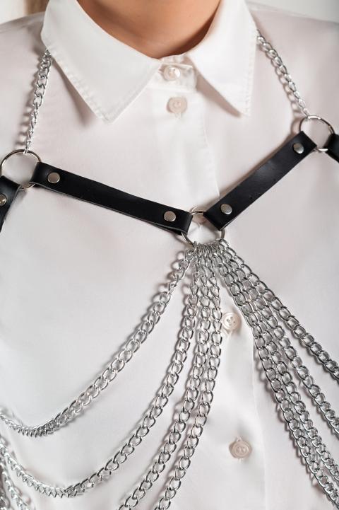 Cintura a bretella con anello in metallo e catene, nera