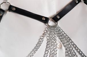Cintura a bretella con anello in metallo e catene, nera