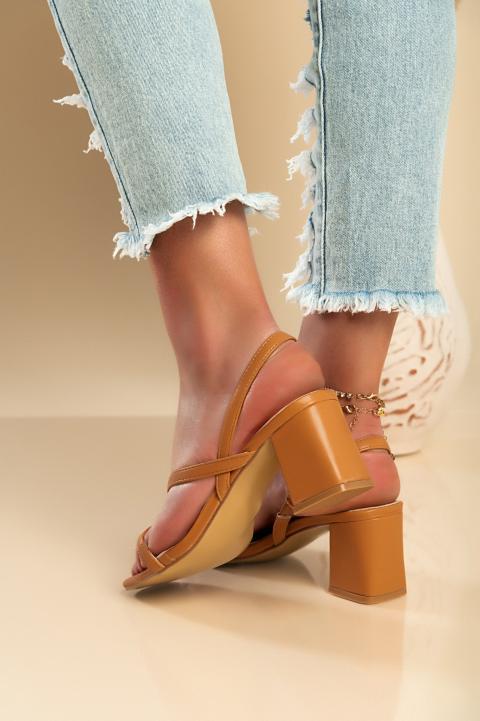 Sandali con tacco squadrato, color cammello