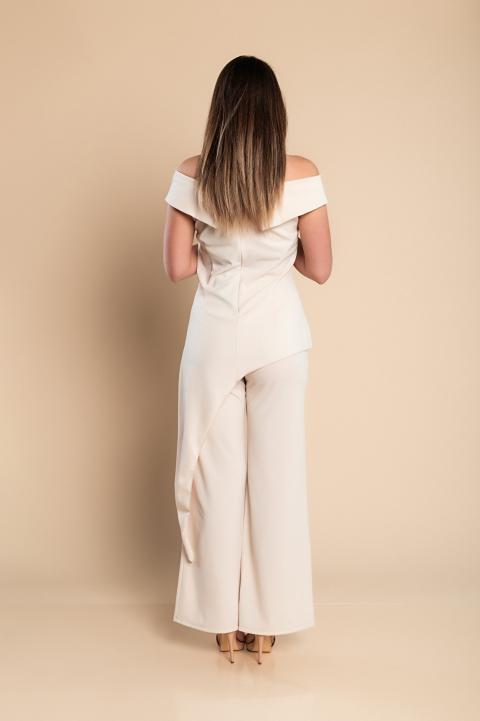 Elegante set composto da top e pantaloni asimmetrici, beige