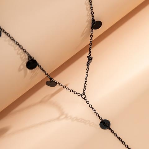 Elegante catena con pendenti decorativi, nera