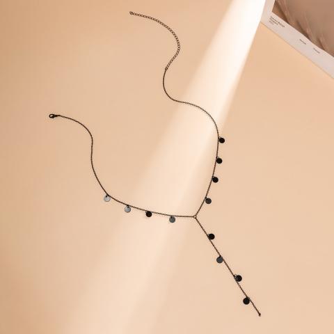 Elegante catena con pendenti decorativi, nera