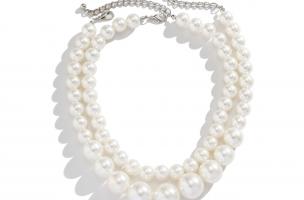 Set di due collane con perle finte, bianche