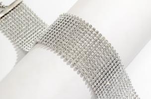 Collana con strass, colore argento.