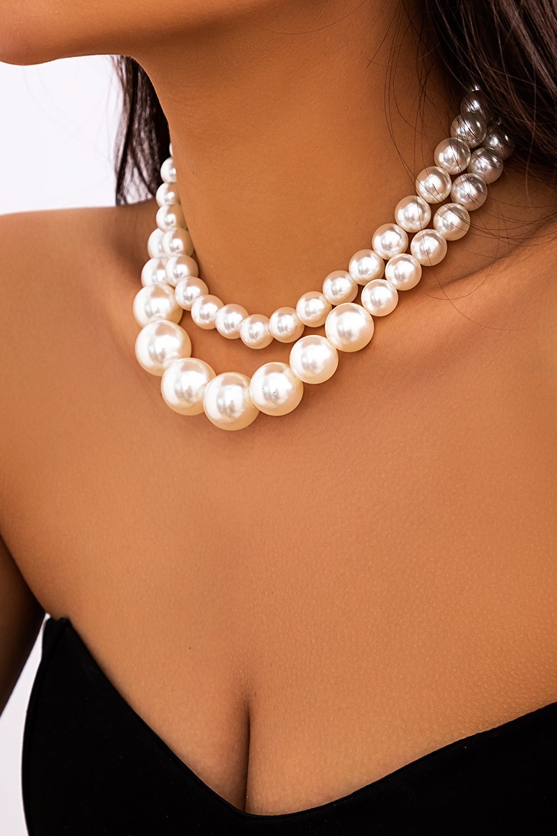 Set di due collane con perle finte, bianche --50%